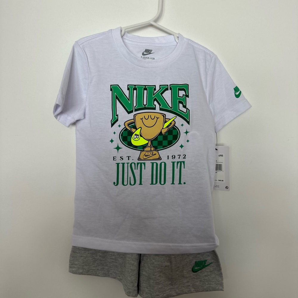 Nike Toddler Boys Shirt and Shorts Set Size 4T